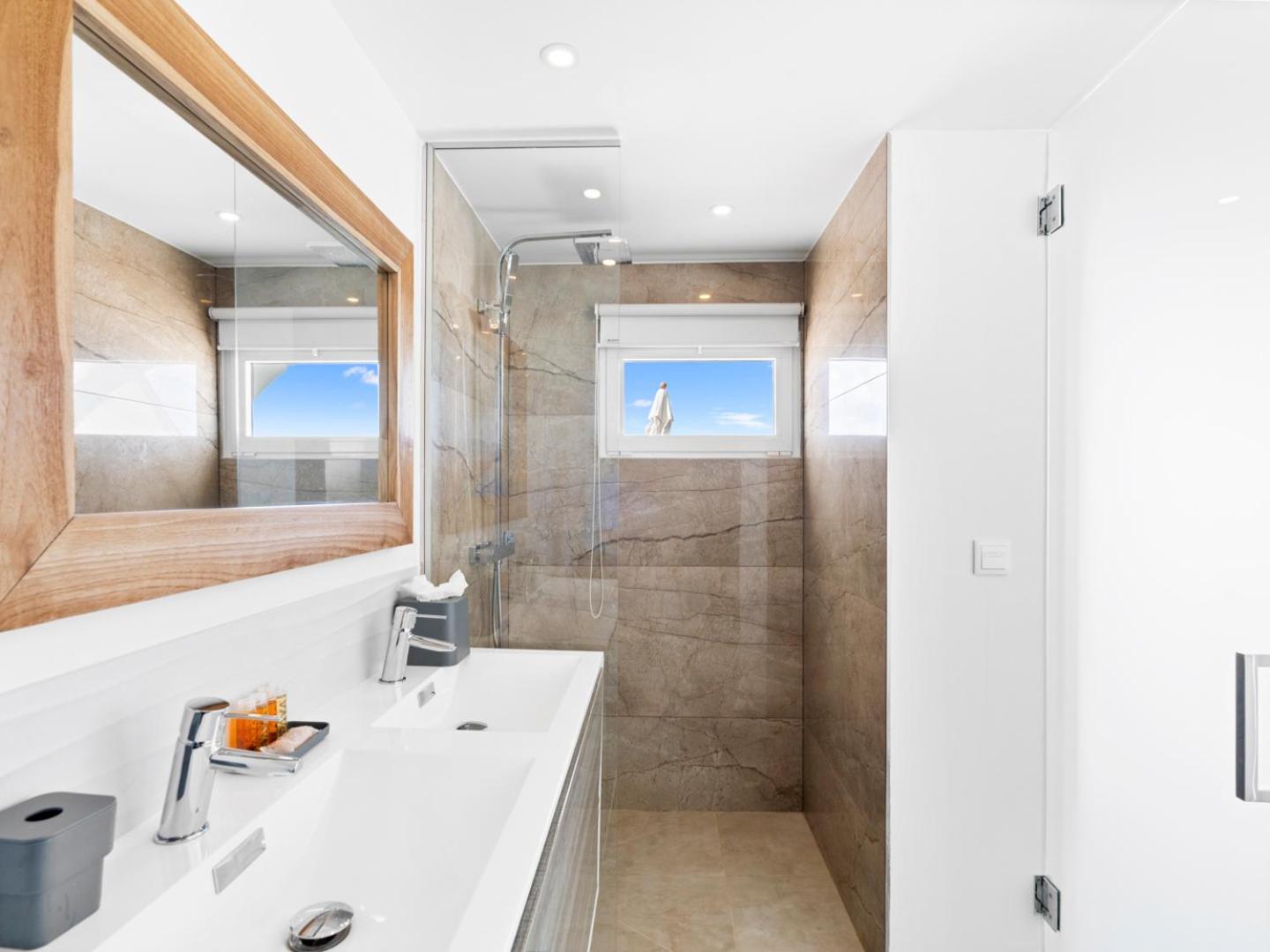 Surfsong Villa- Luxury Water Front Villa For 12 Maho Exterior photo